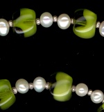 0070: Freshwater pearls, green vintage glass necklace
