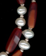 0071: Freshwater pearls, frosted red glass tubes necklace