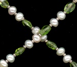 0072: Freshwater pearls, faceted periot necklace